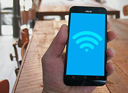 Jos wifi yhteys pätkii tai hidastelee, syy voi olla joko operaattorikohtainen häriö tai omassa päätelaitteessa oleva vika. 